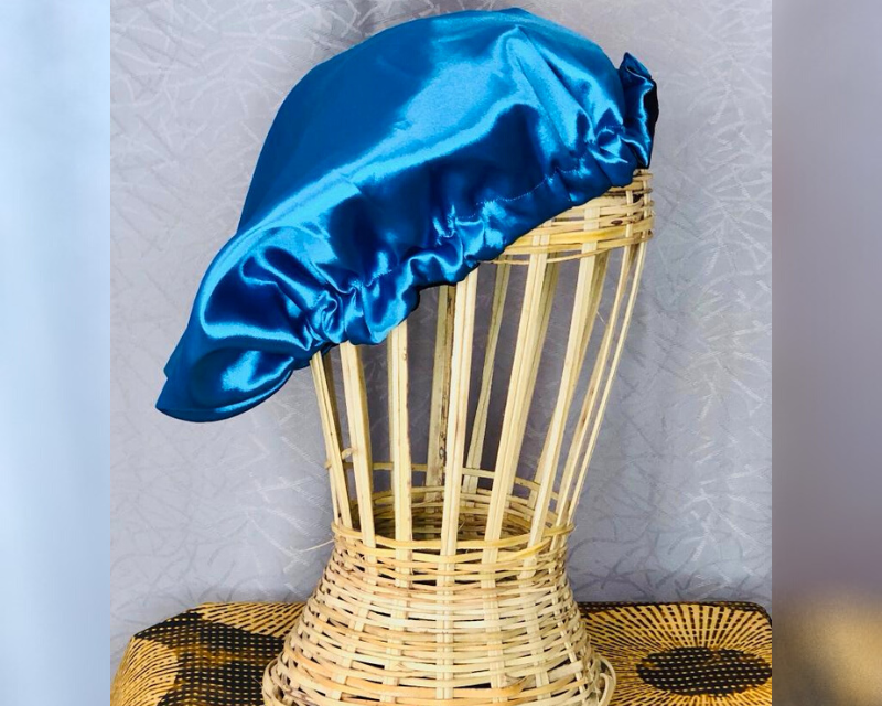BONNET EN SATIN
